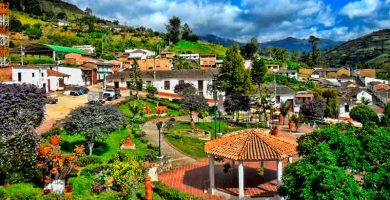 Su plaza decorada con jardines, esculturas de barro y super-moyas gigantes, es una muestra de lo orgullosos que son de sus tradiciones.